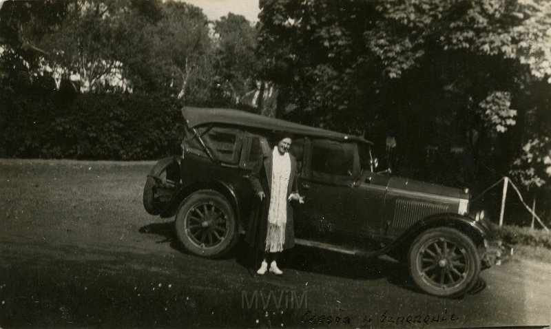 KKE 4944.jpg - Fot. Portret. Czesława Troniewska (z domu Strumiłło) – siostra Jadwigi Rapackiej (z domu Strumiłło) na tle samochodu, Szpanów, lata 30-te XX wieku.